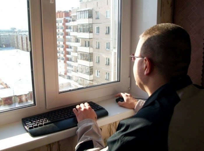 План по улучшению демографии в силе? Сбои мобильного интернета докатились до Иркутской области. В одном из районов ограничили мобильную связь — осталась только голосовая. Мэр заявил, что это «вопрос безопасности». То же самое написал губернатор Омской области, где интернет пропал ещё пять дней назад. Между тем, омские предприниматели жалуются на срыв бизнес-процессов: не проходят платежи, не работают документы, нарушено управление. «Раньше 30% совещаний проводил в дороге — теперь сижу там, где ловит стационарная связь», — говорит глава бизнес-союза Илья Николин. А несколько дней назад в омских салонах связи появились объявления: «Интернет не работает в связи с военными учениями». Однако вскоре СМИ, написавшее об этом, удалило новость.