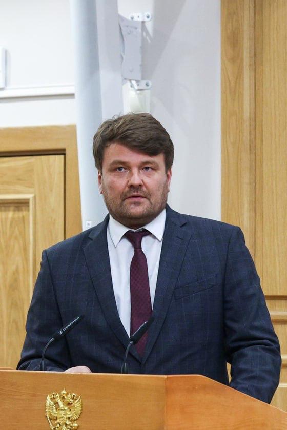 Совфед назначил на должности судей Конституционного суда РФ предложенных президентом кандидатов Константина Калиновского и Евгения Тарибо. Оба — выходцы из секретариата суда. Константин Калиновский — кандидат юридических наук, доцент, советник КС РФ. Евгений Тарибо — доктор юридических наук, доцент, руководитель секретариата КС РФ. Накануне их кандидатуры обсудил профильный комитет верхней палаты парламента. Подробнее о новых судьях — в материале «Ъ». Telegram/sovfedofficial Подписывайтесь на «Ъ» Оставляйте «бусты»