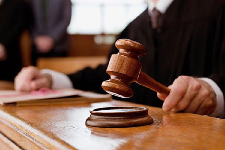 24-летнюю жительницу Кишинёва приговорили к 6 месяцам условно за ложное заявление об изнасиловании. Как сообщает IPN, в 2022 году женщина подала жалобу, но позже призналась, что всё было инсценировкой. По её словам, она действовала в порыве гнева и раскаивается в содеянном. В отношении невиновного лица было возбуждено уголовное дело, что повлекло за собой правовые и моральные последствия. Кишинев Live. Подписаться