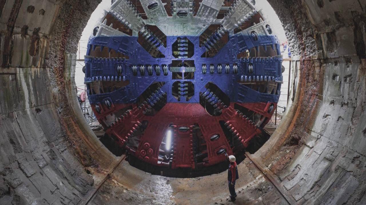 Ленобласть выполнит свои обязательства по строительству метро в Кудрово до конца 2027 года Ленинградская область выполнит все свои обязательства по строительству метро в Кудрово до конца 2027 г В частности регион должен построить подъездные пути развороты и стоянки об этом сообщил губернатор Ленобласти Александр Дрозденко в ходе прямой линии с жителями региона Город цифры называет разные сейчас называет 2029 г Мне уже трудно что то говорить за город Мы всю свою часть что от Ленинградской области зависит как мы давали обязательства до конца 2027 г мы все свои обязательства и подъездные пути и развороты и стоянки мы все это выполним сказал он   В октябре текущего года Ленинградская область приступила к процессу изъятия объектов недвижимости для строительства новой ветки метро в Кудрово Речь идет о 73 объектах которые были определены во время проектирования чтобы удобно расположить станцию и вход в нее пресс служба АО МССС Telegram Max