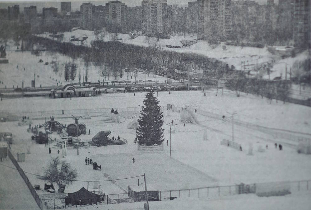Вчера в Перми зажглись огни на новой искусственной ели на эспланаде Она будет самой высокой за всю историю города 33 метра Прошлые елки в городе были намного ниже от 25 до 28 метров а предыдущая искусственная ель была ниже почти на три метра Мы решили вспомнить какие новогодние елки радовали пермяков на эспланаде и как они менялись за последние 25 лет