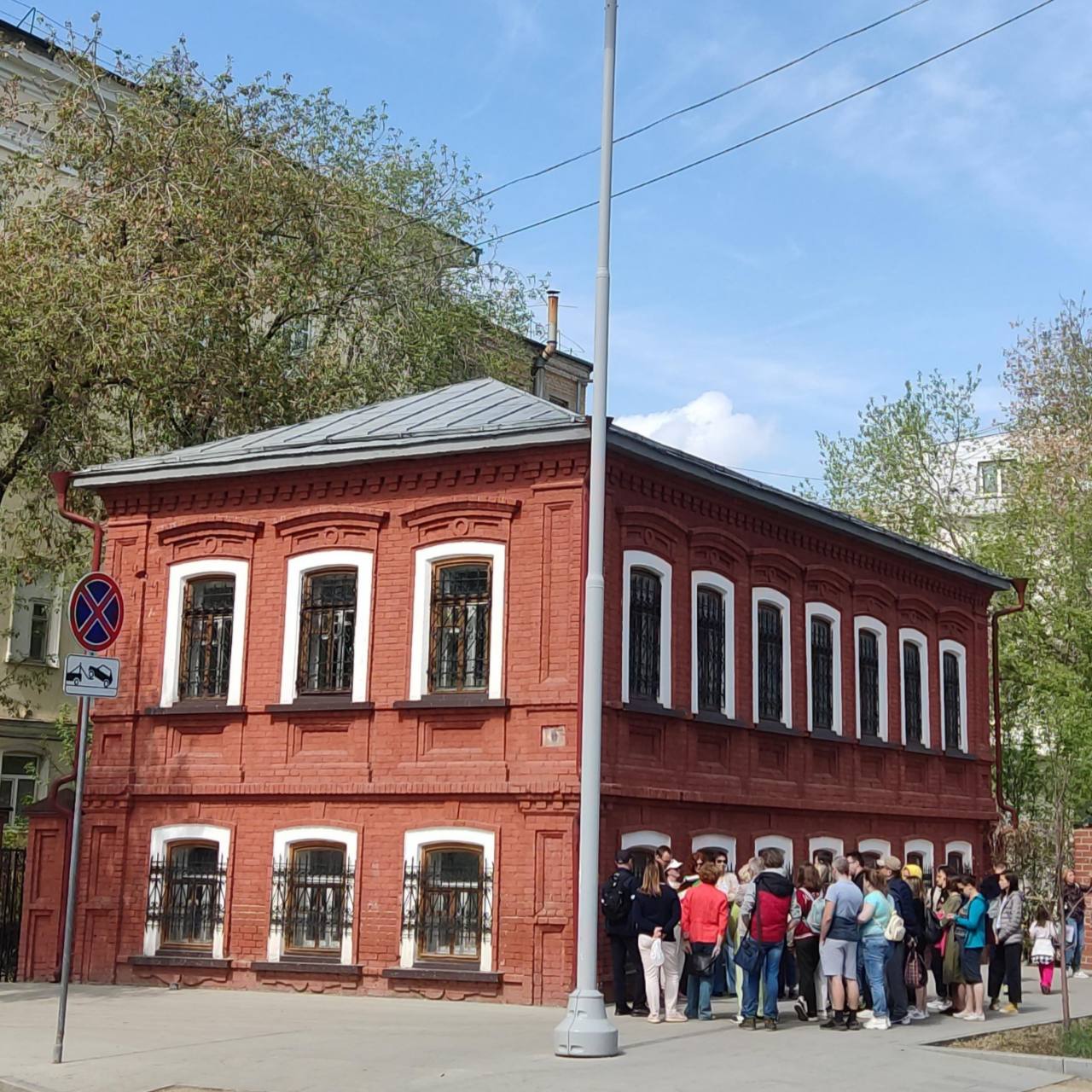 Особняк в Екатеринбурге вновь не признан историческим памятником Управление госохраны объектов культурного наследия в третий раз отказалось присвоить статус памятника дому мещанина Ивана Рожнова на улице Пушкина, 21 рядом с резиденцией губернатора. Каменный особняк был построен в середине XIX века, он дважды становился предметом споров о его исторической ценности — в мае и июле 2024 года, но оба раза получил отказ от ведомства. В феврале этого года мэрия продала здание компании «Инкос» почти за 60 миллионов рублей, пишет It’sMyCity. Новости Екб тут