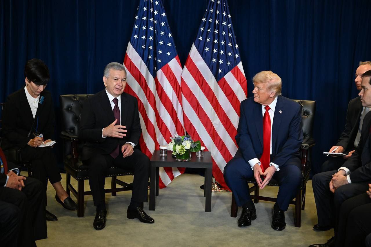 Президент Узбекистана Шавкат Мирзиёев на встрече с президентом США Дональдом Трампом отметил его вклад в мирное урегулирование международных и региональных конфликтов Об этом сообщила пресс служба узбекистанского лидера В начале беседы глава Узбекистана искренне поздравил президента Дональда Трампа с высокими достижениями в реализации внутренней и внешней политики Особо отмечены его личный вклад и усилия по мирному урегулированию острых международных и региональных конфликтов говорится в сообщении Также в СМИ появились отрывки беседы глав государств Я еще раз хочу вас поздравить что вот те все конфликты вы прекратили Особенно самый главный для нашего региона между Азербайджаном и Арменией вы конфликт решили я еще раз повторяю вы как никто достойны Нобелевской премии мира мы это говорим и будем говорить сказал Мирзиёев Узбекистан США Политика centralasianow Подписаться на канал