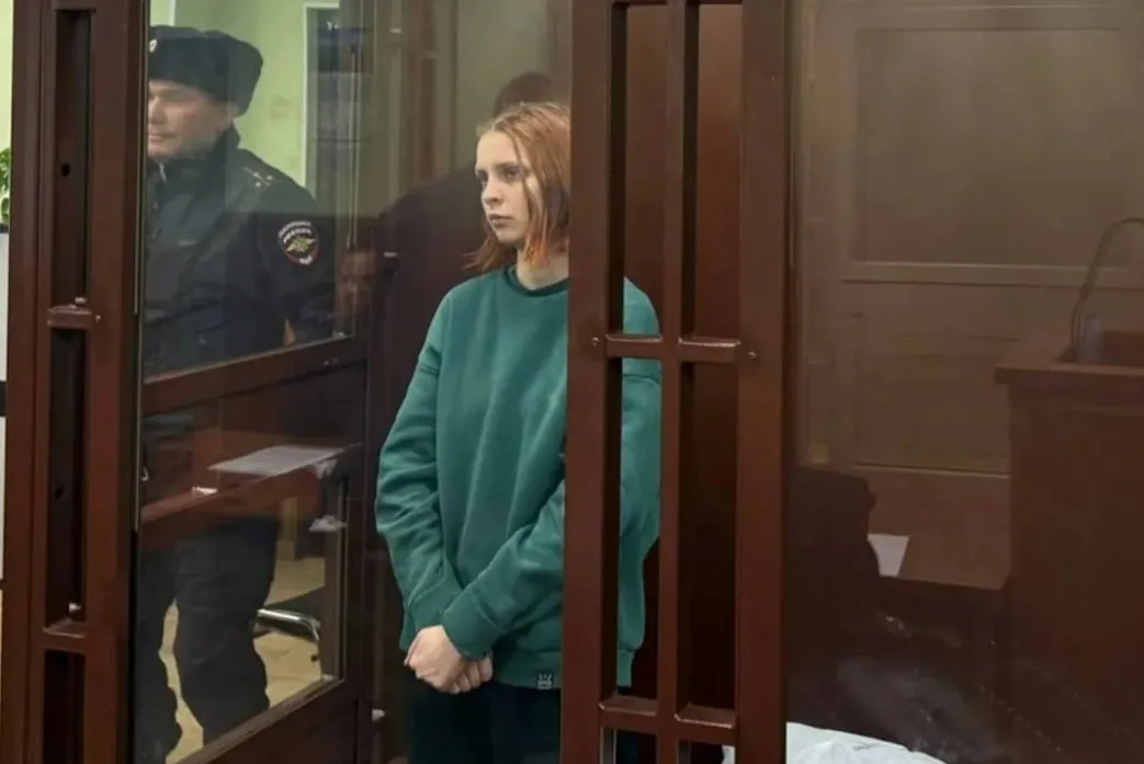 Блогеру Диане Чистяковой дали 12 лет по делу о покушении на теракт у здания МВД в Санкт Петербурге Инцидент произошел в октябре 2025 года По версии следствия девушка бросила бутылки с коктейлем Молотова в машины полка охраны и конвоирования подозреваемых и обвиняемых МВД Блогер промахнулась ущерба и пострадавших не было На допросе Чистякова заявила что действовала по указанию мошенников По ее словам аферисты убедили ее перевести на безопасный счет 0 5 млн руб а затем взять кредит на 1 8 млн После этого ей сказали что она стала фигуранткой дела о содействии терроризму и приказали устроить провокацию у отдела полиции Подписывайтесь на Ъ в MAX в Telegram