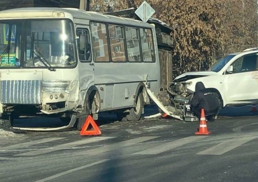 В Иркутске полиция задержала администратора автомойки, который угнал джип клиента и попал на нём в ДТП.   34-летний владелец Toyota Land Cruiser оставил машину на сутки, но при возвращении не нашёл ни авто, ни сотрудника мойки. В это время сотрудники ГАИ оформляли ДТП с участием этого же автомобиля и маршрутного автобуса.   Выяснилось, что за рулём был администратор мойки. Ему грозит до пяти лет тюрьмы и компенсация расходов на ремонт машины.    Хотите чем-то поделиться? Присылайте фото и видео нам   Лучшее опубликуем!