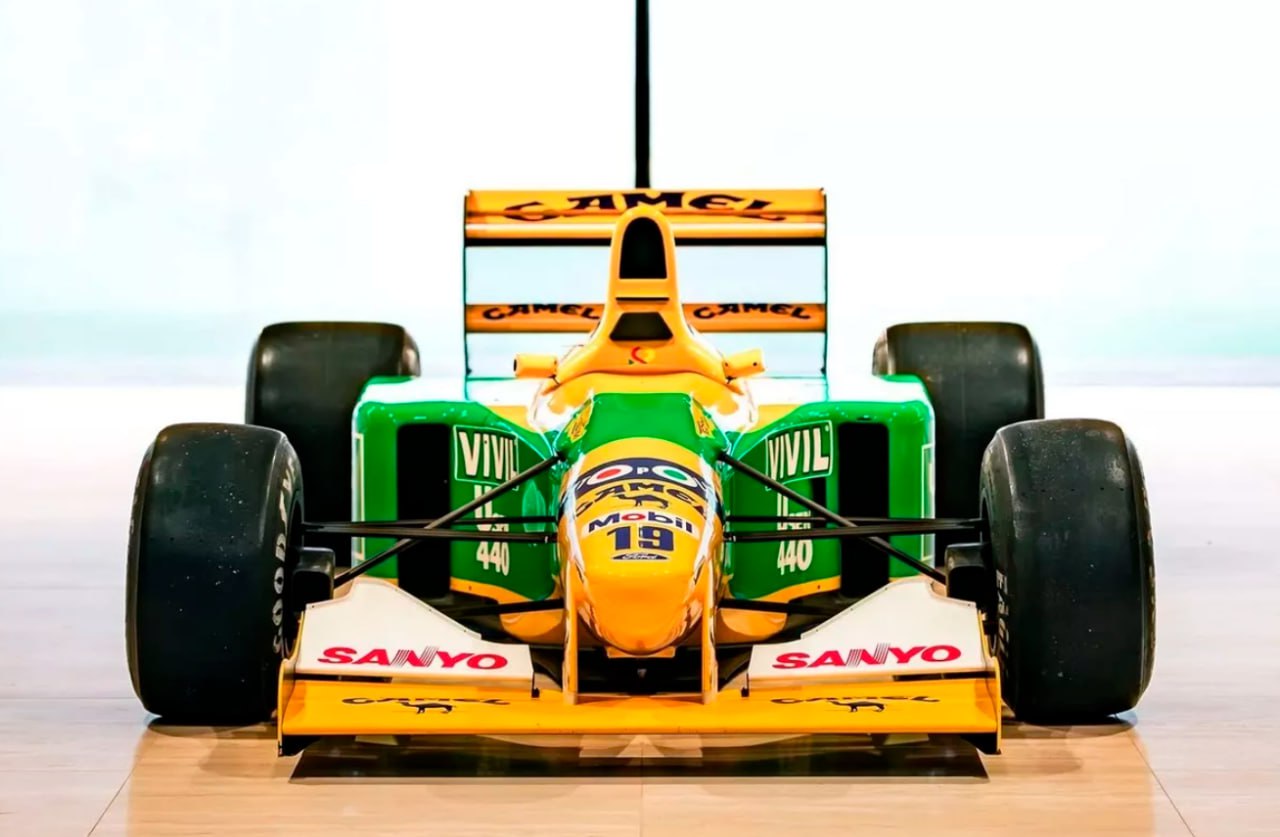 На торгах продали болид Шумахера на котором он одержал первую победу в Формуле 1 в 1992 году Желто зеленый Benetton продали на аукционе Broad Arrow за 5 млн Этот автомобиль стал последним болидом который одержал победу в Гран при имея механическую коробку передач  Подробнее