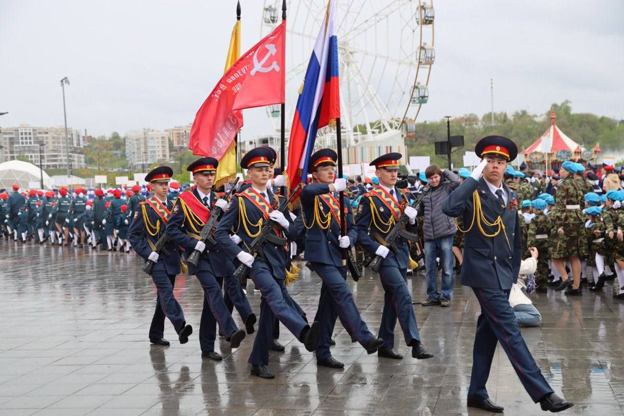 Юные патриоты прошли маршем по Красной площади Чебоксар От имени Главы Чувашии Олега Николаева Парад дошколят и юнармейцев в Чебоксарах приветствовал министр образования Чувашии Дмитрий Захаров. Событие стало частью масштабной подготовки к празднованию 80-летия Победы в Великой Отечественной войне. Парад, впервые проведённый в 2015 году в честь 70-летия Победы, уже стал доброй традицией. В этом году в нём приняли участие свыше 2 тысяч ребят — воспитанники детских садов, школьники в форме шести родов войск, кадеты и участники поисковых отрядов. Торжественным маршем они прошли по Красной площади Чебоксар, вызывая восхищение у зрителей. Особое внимание в этом году было уделено акции «Победа-80»: более 300 школьников, студентов и педагогов выстроили живую цифру «80», напоминая о значимости приближающегося юбилея. "Парад, которому нет аналогов в России, — это не просто зрелище. Это живая память, воспитание патриотизма и доказательство того, что история Великой Победы передаётся от сердца к сердцу, из поколения в поколение." - отметил Дмитрий Захаров.