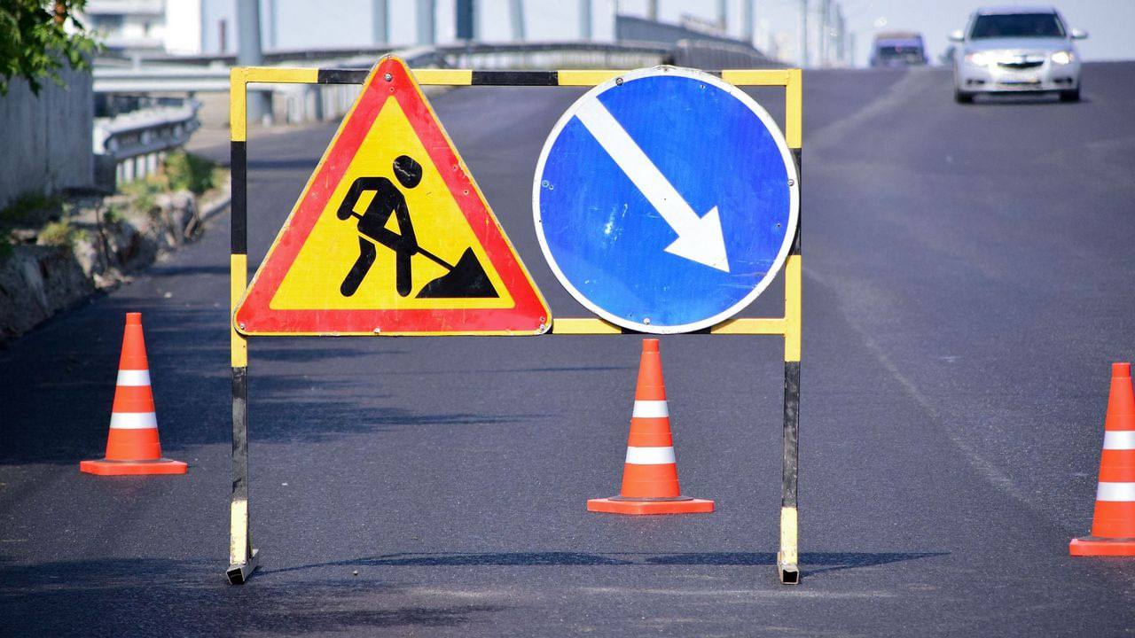 Почти 1,5 километра нового асфальта уложат в Ленинском районе Челябинска Улицу Гранитную в Челябинске, одну из самых востребованных для местных жителей, обновляют в Ленинском районе. Ремонт начался благодаря реализации национального проекта "Инфраструктура для жизни». Работы ведутся на участке от Копейского шоссе до улицы Дзержинского. Также в этом году на отрезке от улицы Энергетиков до улицы Дзержинского предстоит уложить слой асфальтобетона, обустроить тротуары и провести коммуникации. Планируется, что после ремонта здесь появится двухполосная проезжая часть, широкие тротуары и газоны. "Общая протяженность данного участка составляет один километр триста метров. За счет перекрестка с Энергетиков где то в районе 1.400 км. Данный объект у нас тут выполнен на сегодняшний момент порядка километра, дорога асфальтированная в нижнем слое. Остался участок у нас буквально до улицы Дзержинского не доделано 100 метров .Доделаем основной тротуар для того, чтобы люди могли подходить к трамвайным путям и будем уже закрывать в нижнем слой асфальта", - рассказал Игорь Строковский , технический директор подрядной организации. Отметим, нацпроекты реализуются по решению Президента РФ Владимира Путина с 2019 года. ФОТО: ГТРК "Южный Урал" Вести Южный Урал Челябинск