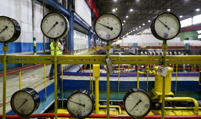 Цифровой ассистент от НГУ поможет спрогнозировать аварии на теплосетях Сервис на основе искусственного интеллекта для служб ЖКХ разрабатывают в Новосибирском государственном университете. Цифровой ассистент поможет подготовить коммунальное хозяйство к зиме. Прототип планируют представить летом. Технологию будут применять в Кольцово. Сотрудники Центра искусственного интеллекта намерены сделать цифрового двойника для систем управления инфраструктурой наукограда Кольцово. На первом этапе создают технологию, которая поможет подготовить посёлок к отопительному сезону. Уже сформировали техническое задание для команды разработчиков. В дальнейшем дополнением может стать система мониторинга тепловых сетей и прогноза аварий на них.