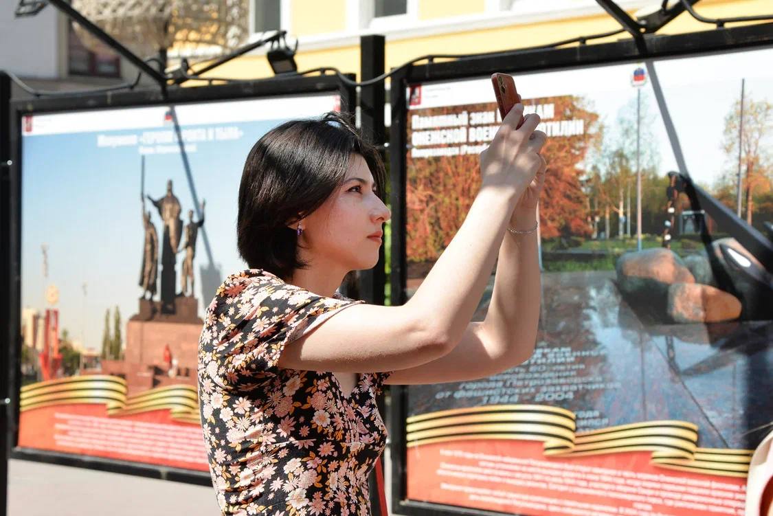 На знаменитом Арбате в Москве открылась масштабная фотовыставка «Города Победы», ставшая частью проекта к 80-летию Победы и Году защитника Отечества. Она объединила 31 город России, увековечив памятные места воинской славы, трудовой доблести и героизма. Экспозиция создает уникальную летопись Великой Победы, подчеркивая вклад каждого региона и напоминая, что Победа ковалась единством, трудом и героизмом всего народа – на фронте и в тылу. Среди работ представлена фотография Анны Костенко, председателя Новороссийского фотоклуба «ЭХО», чье участие организовано управлением культуры города-героя. Гордимся, что вклад Новороссийска запечатлен в этом проекте. Память о подвиге отцов и дедов священна, мы будем бережно хранить и передавать ее потомкам.