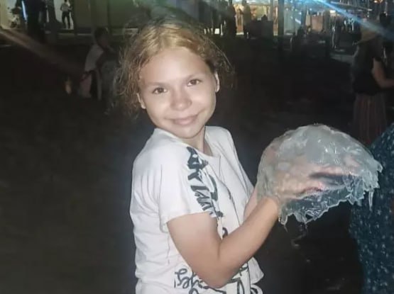 В Ростове без вести пропала 13-летняя девочка В Советском районе Ростова пропала 13-летняя Вероника Рыбакова, сообщили в пресс-службе ГУ МВД по Ростовской области. По данным ведомства, местонахождение девочки неизвестно с 1 июля. В тот день около 18:00 Вероника вышла из дома, чтобы проводить подругу, но обратно не вернулась. Приметы Вероники Рыбаковой: на вид 12-13 лет, рост 152 сантиметра, глаза карие, волосы кучерявые, чёрные, до плеч. В день исчезновения была одета в чёрную майку, чёрные штаны и чёрные кроссовки. Всех, кто что-либо знает о местонахождении школьницы, просят позвонить по телефонам: 02; 8 863 249-49-79 или 8 863 249-20-60. Подписаться на "Новости Ростова" Прислать новость