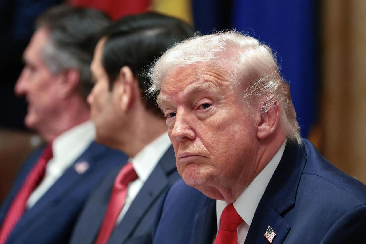 Дональд Трамп может отказаться от участия в урегулировании на Украине Такой вариант развития событий допустили в The Atlantic В ближайшие недели когда предвыборная кампания будет поглощать все больше внимания президента США он может решить что переговоры стали для него политическим проигрышем Тогда он может выйти из них возложив вину за провал дипломатии на упертость одной или обеих конфликтующих сторон считают авторы