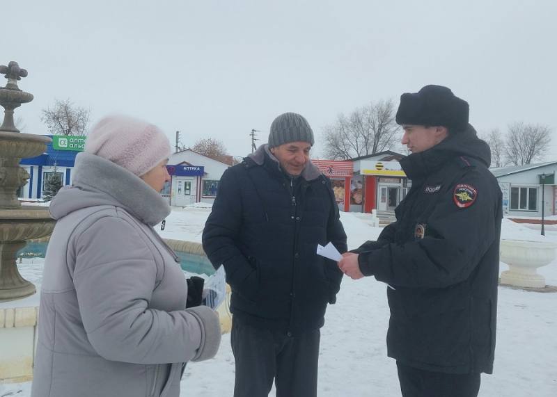 В целях профилактики мошенничества сотрудники полиции Самарской области осуществляют регулярные беседы с населением  Так, в Приволжском районе полицейские совместно с председателем Общественного совета при территориальном органе внутренних дел Еленой Деминой провели с местными жителями акцию «Осторожно, телефонные мошенники!», в ходе которой рассказали о распространенных мошеннических схемах, объяснив, на какие уловки идут злоумышленники, чтобы завладеть денежными средствами граждан.