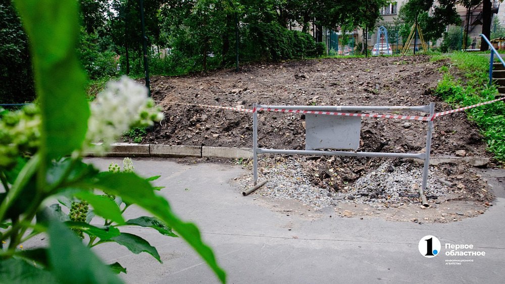 После работ по благоустройству в челябинском дворе появилась яма  Уже месяц подвал многоквартника активно топит, а стены в детских учреждениях — сырые. После подключения горячей воды во дворе дома 141 по улице Свободы прорвало старую трубу.  Ее ремонтом и дальнейшим благоустройством территории занимались УСТЭК и его подрядные организации. Но работы так и не закончили — трактор провалился под землю.  На мольбы помочь компания не отвечает. Оказалось, они не в курсе ситуации. По их словам, жалоб не поступало.    / Прислать новость