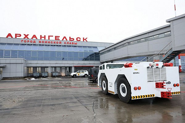 Авиакомпания Nordwind Airlines запускает рейсы из Казани в Архангельск Этим летом полетная программа авиакомпании Nordwind Airlines дополнится прямым регулярным рейсом по маршруту Казань Архангельск Рейсы будут выполняться совместно с авиакомпанией Икар на самолетах Embraer 190 с компоновкой 110 пассажирских мест Об этом сообщает AVIA RU со ссылкой на данные авиаперевозчика Как отмечают в авиакомпании полетная программа запланирована с 1 июня Рейсы будут выполняться два раза в неделею по понедельникам и четвергам Согласно расписанию вылет из Казани в 00 55 прилет в Архангельск в 03 55 Обратный рейс будет отправляться из Архангельска в 05 05 и прибывать в Казань в 07 05 Время указано местное для каждого аэропорта aviaru net n292799