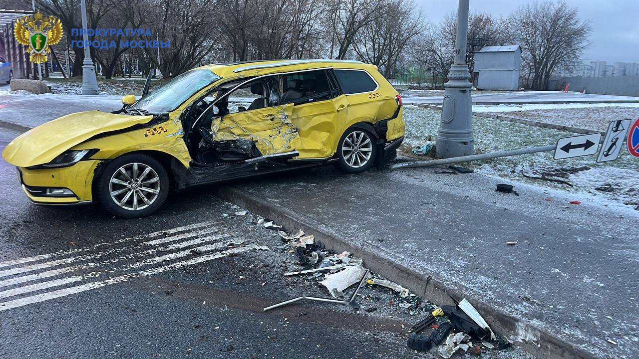 Автобус выехал на встречку и столкнулся с такси в Москве.  Водитель легковой машины и его пассажиры, включая 12-летнего ребенка, доставлены в медучреждения, сообщили в столичной прокуратуре. Отмечается, что находившийся за рулем общественного транспорта человек не справился с управлением.        Отправить новость