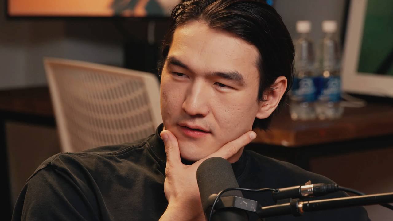 Шутки кончились ведущему ЧБД и стенд ап комику Нурлану Сабурову запретили въезд в Россию на 50 лет Комика Нурлана Сабурова задержали ночью в аэропорту Внуково сразу после прилёта из Дубая На паспортном контроле его отвели в отдельное помещение и вручили документ о запрете въезда в Россию По данным СМИ запрет связан с критикой власти а также нарушениями миграционного и налогового законодательства Ранее Сабурова уже задерживали в Шереметьево тогда он отделался штрафом Подпишитесь и следите за актуальными новостями на нашем канале   telegram me joinchat AAAAAEEdc qam7052mnXKA