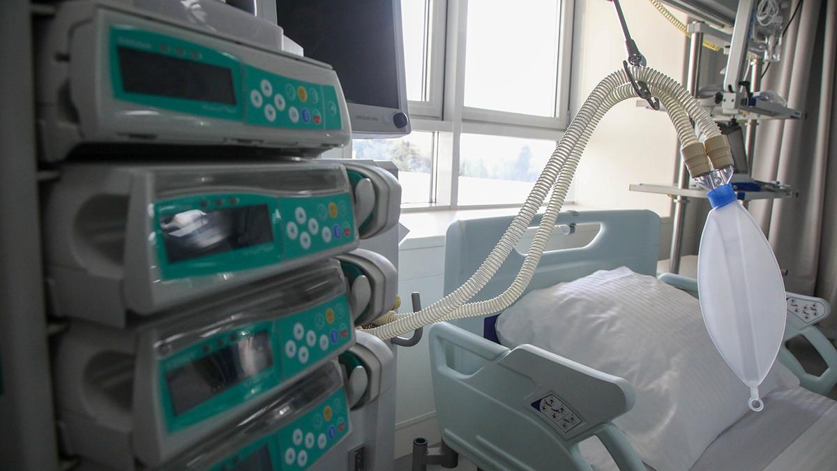 Домодедовская больница сообщила о лечении трех пациентов с оспой обезьян Их состояние удовлетворительное идет плановая терапия за биоматериалом следит Роспотребнадзор После карантина больных выпишут Контактные лица находятся под наблюдением ведется поиск источника заражения Оспа обезьян вирусная инфекция с лихорадкой и сыпью обычно проходит за 2 3 недели но опасна для людей с ослабленным иммунитетом