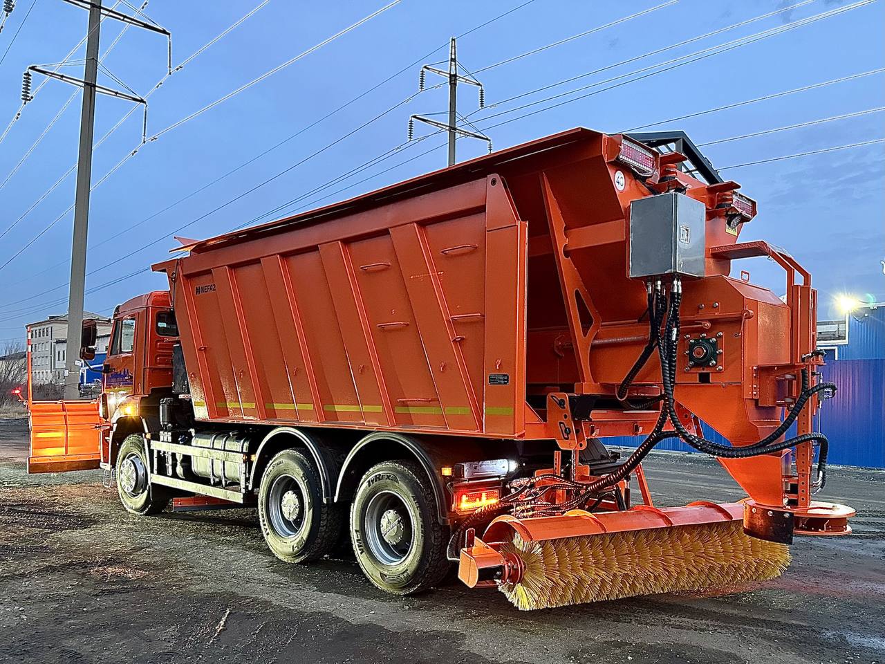 Парк муниципального Управления дорожного хозяйства и благоустройства в этом году пополнят ещё 11 комбинированных дорожных машин На закупку нужной для города техники направим свыше 125 млн рублей Мощные и производительные автомобили будут оснащены поливомоечным оборудованием плужными снегоочистителями щетками распределителями твердых противогололедных материалов специальными цистернами и бункерами Таким образом машины смогут работать в любое время года