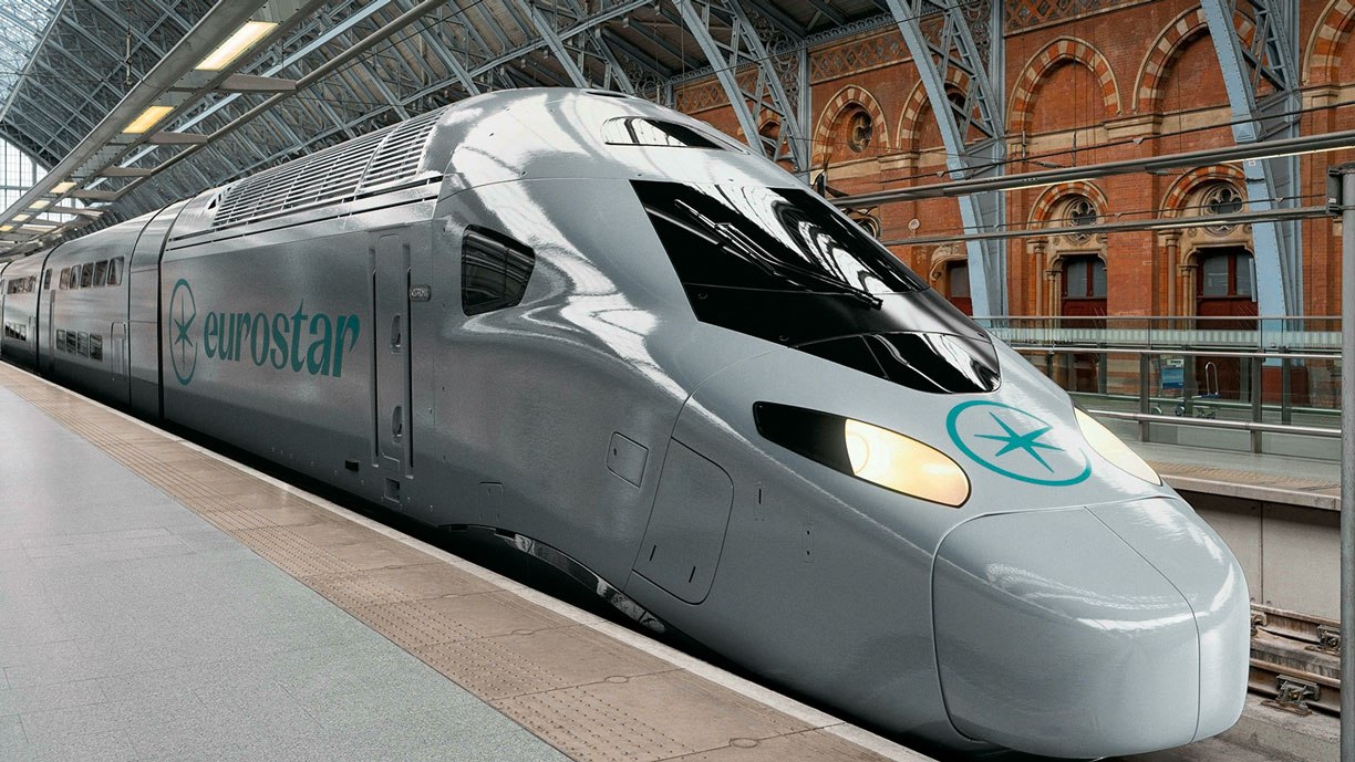 Eurostar купит у Alstom до 50 двухэтажных высокоскоростных поездов Пассажирский оператор Eurostar выполняющий перевозки через тоннель под Ла Маншем объявил об инвестировании 2 млрд евро в приобретение 50 двухэтажных высокоскоростных поездов нового поколения постройки Alstom Первый твердый заказ стоимостью 1 4 млрд евро охватывает 30 поездов еще 20 ед могут быть закуплены в рамках опциона До сих пор Eurostar не эксплуатировал двухэтажный подвижной состав Поезда будут поставляться по рамочному договору между Alstom и французским национальным пассажирским оператором SNCF Voyageurs основным акционером Eurostar Четырехсистемные поезда длиной 200 м получившие название Eurostar Celestia и основанные на технологической платформе Avelia Horizon будут обслуживать все имеющиеся в пяти европейских странах и zdmira com news eurostar kupit u alstom do 50 dvukhetazhnykh vysokoskorostnykh poezdov
