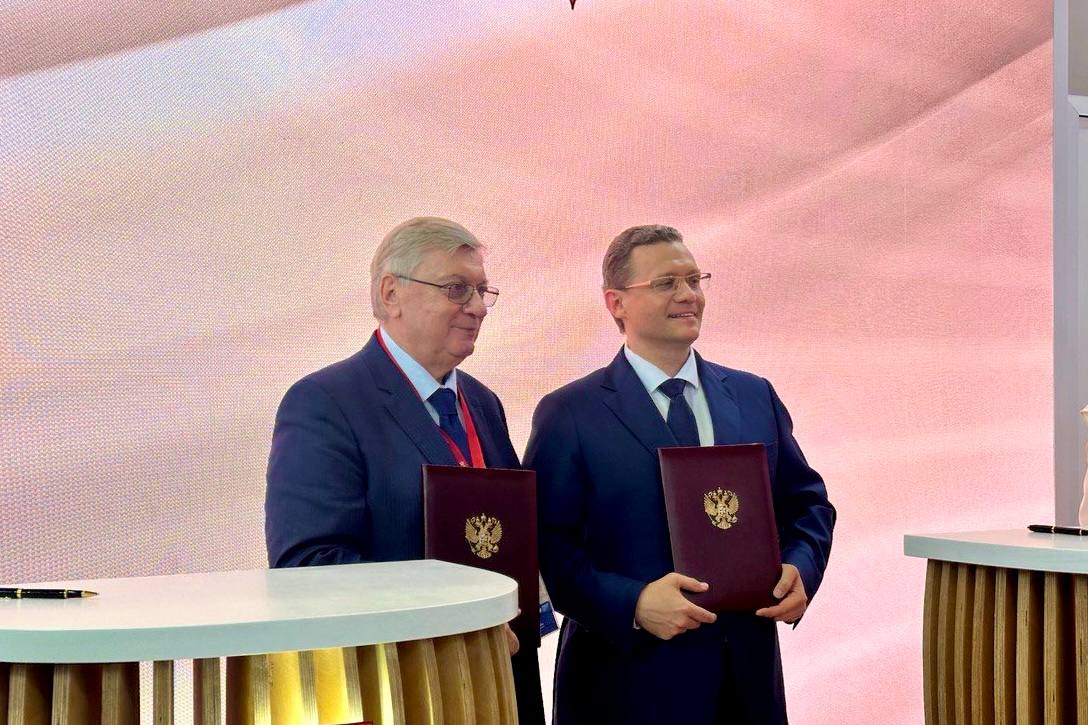 МГИМО и Вологодская область: расширяем возможности взаимодействия вузов На полях ПМЭФ-2025 ректор МГИМО А.В.Торкунов губернатор Вологодской области Г.Ю.Филимонов подписали дополнительное соглашение к соглашению о сотрудничестве, действующему с 2022 года. Документ предусматривает расширение механизмов образовательного партнерства: выпускники вузов Вологодской области смогут поступать в магистратуру и аспирантуру МГИМО по целевым договорам, а для выпускников школ региона будет выделена квота на обучение по востребованным направлениям. развитие профориентационной работы: планируется проведение межвузовских мероприятий с участием представителей бизнеса и крупных работодателей Вологодской области. Также запланировано формирование на базе МГИМО партнерских магистерских программ по модели «Вуз – Предприятие», ориентированных на подготовку специалистов для ключевых отраслей региональной экономики. #ПМЭФ2025