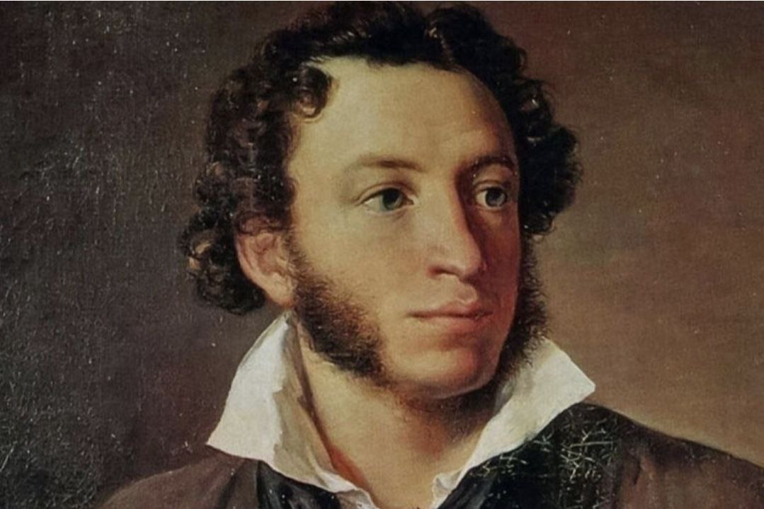 В Париже сегодня открывают памятник Александру Пушкину Он появится на территории Российского духовно культурного православного центра на набережной Жака Ширака Пятый президент Франции который возглавлял страну в 1995 2007 годах был большим почитателем Александра Сергеевича Он еще в юности выучил русский язык и перевел на французский главу из романа в стихах Евгений Онегин Автор памятника известный скульптор автор монументальных произведений академик Российской академии художеств Александр Таратынов Для него это не первый Пушкин он автор памятника поэту в столице Черногории Подгорице который был открыт в 2002 году rodinargru