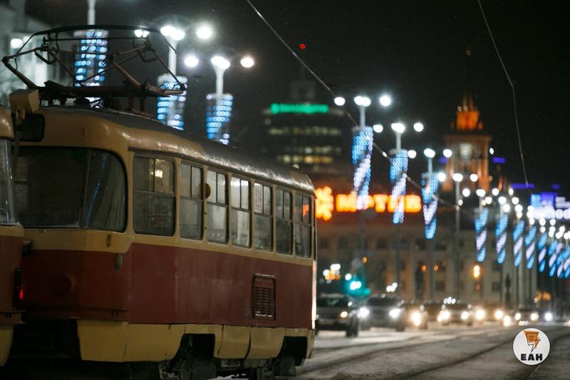 Власти Екатеринбурга введут бесплатный проезд, но есть нюанс  Акция будет действовать 31 декабря и 1 января. И вероятнее всего проехать бесплатно будет возможно только на метро, трамвае и троллейбусе.   Видимо, цены на бензин не позволяют подключить к этой акции автобусы.