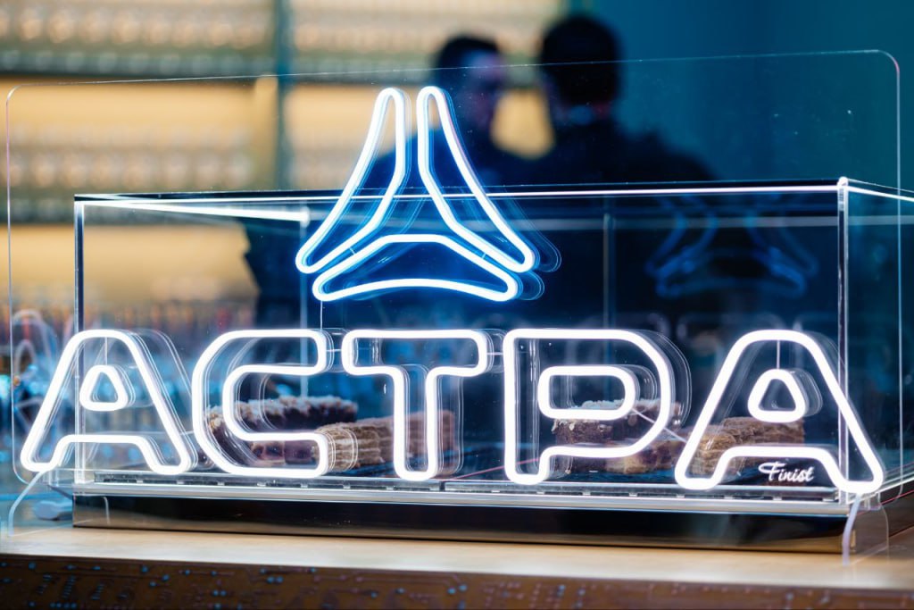 Совкомбанк купил долю в Группе Астра Или не совсем купил Совкомбанк приобрел пакет из 12 2 млн акций Группы Астра что составляет долю в 5 68 В компании говорят что речь идет об органической покупке на рынке но фактически значительная часть бумаг перешла банку через сделки РЕПО с основным акционером то есть Астра получила деньги под залог собственных акций И аналитики расценивают это не как стратегическую инвестицию а как форму привлечения средств компанией в условиях неблагоприятной конъюнктуры для IT сектора Оценивается сделка примерно в 3 5 млрд рублей Как пишет Ъ если в структуре сделки присутствовали залоговые механизмы или опционы то в 2026 2027 годах владельцы Астры cмогут вернуть себе этот пакет Но сейчас участники рынка могут трактовать использование собственных акций в сделке репо как сигнал проблем с денежным потоком или ликвидностью МашТех