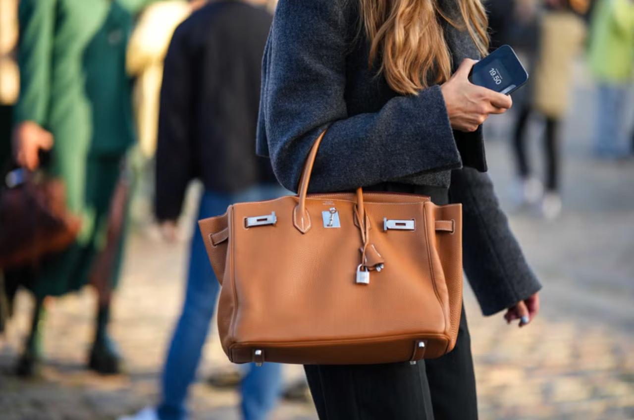 Все течет все меняется но что то вечно Например обвинения в сторону Hermes о том что бренд создает искусственный ажиотаж вокруг Birkin В США сейчас идет судебное разбирательство на эту тему и появилась обновленная версия иска куда добавились обвинения в ложной рекламе и мошенничестве с утверждением что Hermes подталкивает клиентов тратить тысячи долларов на другие товары даже не гарантируя им доступ к желанной сумке Бренд конечно же все отрицает и даже заявил что любой покупатель даже без истории покупок может спокойно приобрести Birkin Какое то время стендапа прям потому что звучит смешно Ну а в целом хайлайты такие искусственный дефицит и контроль доступа к сумке нарушение антимонопольного законодательства и поощрение к приобретению доп товаров бренда с обещанием сумки Аксессуар многие так и не получили Видимо в бренде посчитали что наличие у клиентов сотен тарелок шарфов пледов и прочей утвари уже и так счастье