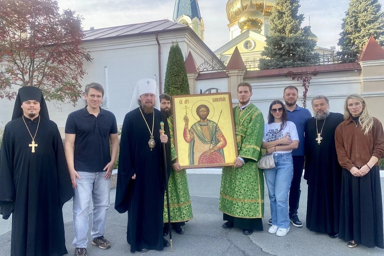 Три челябинских храма получили уникальные иконы Палех небольшой населенный пункт в Ивановской области который стал одним из центров иконописи еще в XVII веке Сложившийся здесь стиль уникален его отличают как правило сложная композиционная структура с множеством небольших сюжетов в одной иконе но при этом четким центром композиции Украшенные сусальным золотом работы палехских мастеров которые были написаны в 2000 году передали в дар из личной коллекции В Челябинской епархии сообщили что палехская икона святого Валентина отправится в кафедральный собор Рождества Христова ее принял лично митрополит Алексий На другой иконе изображен великомученик Георгий Победоносец ее подарили для храма Александра Невского на Алом поле А еще одну икону Христа Вседержителя передали в Одигитриевский монастырь Фото телеграм канал Православие на Южном Урале Подписывайтесь на Вести Южный Урал в MAХ