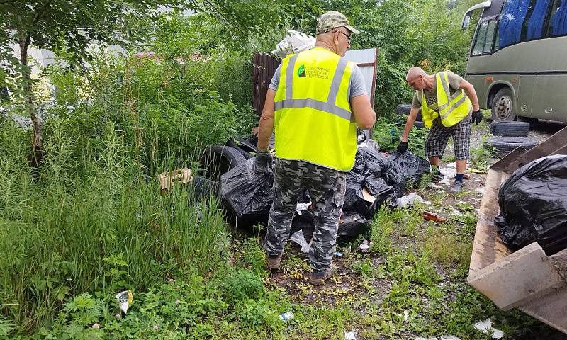 Почти 300 тонн мусора вывезли с улиц Владивостока за неделю. Круглосуточно дорожники наводят порядок на проезжей части и тротуарах. На прошлой неделе комплексную уборку провели на улицах Надибаидзе, Стрельникова, проспекте 100-летия Владивостока, Русской, Дубовой, Бежецкой, Приморской, Маковского и на объездной трассе Седанка – Патрокл. Наносы грунта убрали с Алеутской, Фастовской, Нейбута, Ладыгина, Луговой, Сахалинской, Светланской, Днепровской, Выселковой, Океанского проспекта и других улиц. Жителей и гостей города просят уважать труд дорожников и не выбрасывать мусор в неустановленных для этих целей местах. #ДорожныеРаботы
