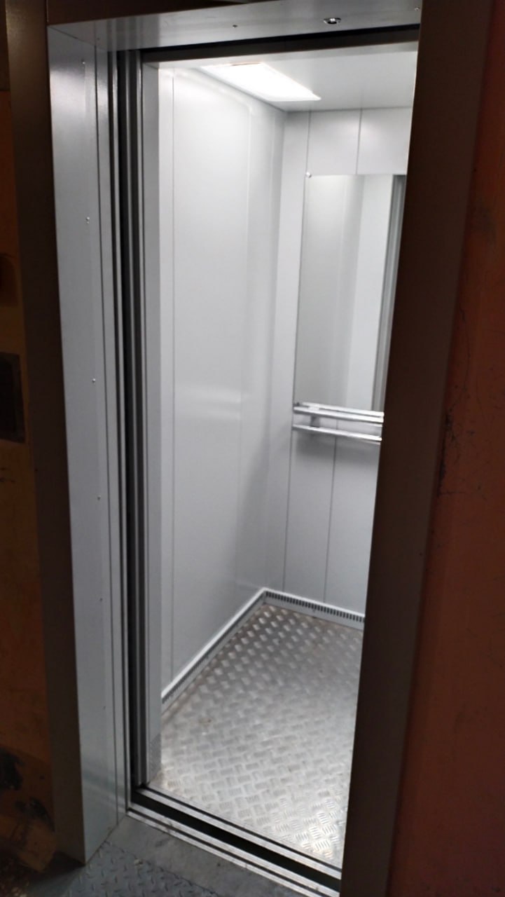 В Воронежской области заменят почти 10 тысяч лифтов Министерство ЖКХ и энергетики Воронежской области еще раз напоминает что лифты отслужившие 25 лет требуют замены В региональную программу капитального ремонта общего имущества в многоквартирных домах Воронежской области на 2023 2052 годы включен 2431 дом в котором 9800 лифтов Из них за счет регионального оператора должны быть 6502 лифта в 1642 домах А 789 домов с 3298 лифтами имеют собственные спецсчета откуда и должны быть профинансированы работы Процесс замены в разгаре в 2023 году уже проведена замена 689 лифтов в 188 домах на сумму 1 8 млрд рублей в 2024 году заменили 655 лифтов в 208 домах на 1 7 млрд рублей В 2025 году проведена замена 317 лифтов в 95 многоквартирных домах на сумму 936 5 млн рублей Лифты которые устанавливаются в Воронежской области по региональной программе капитального ремонта многоквартирных домов изготовлены по новому ГОСТу 33984 1 2016 и в соответствии с требованиями Технического регламента Таможенного союза ТР ТС 011 2011 Безопасность лифтов Современные лифты в отличие от советских подъемников имеют частотное регулирование главного привода которое обеспечивает плавный набор и снижение скорости движения кабины