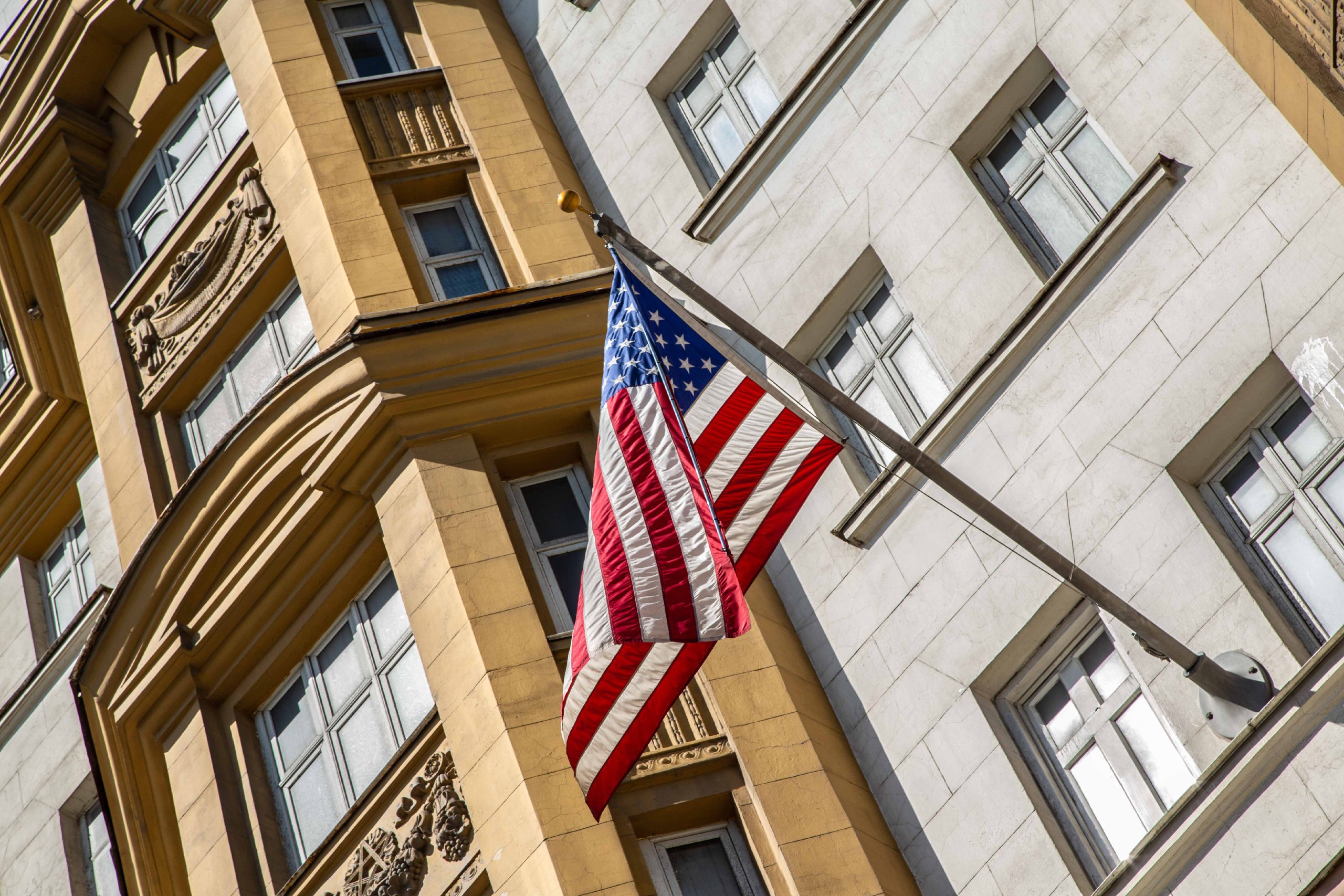 США готовы к укомплектации своего посольства в Москве  Сегодня, 10 апреля, в Стамбуле состоится второй раунд переговоров между Россией и США. Одним из вопросов будет возобновление выдачи американских виз россиянам. Как сообщил ТАСС, США уже готовы к укомплектации своего посольства в Москве.  Российскую делегацию возглавит посол РФ в США Александр Дарчиев, а американскую — заместитель помощника госсекретаря по делам Европы и Евразии Соната…
