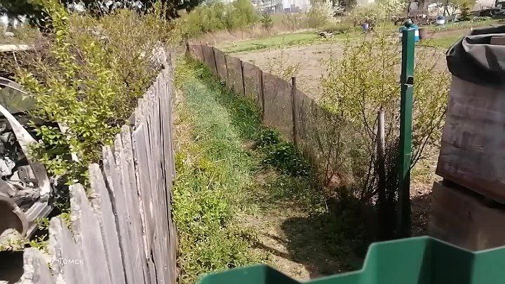 Большинство самозахватов земли в Подмосковье удалось узаконить В 2025 году в Московской области зафиксировали 1714 случаев самовольного расширения участков По словам министра имущественных отношений региона большинство из них удалось легализовать через процедуру перераспределения Как это работает Оформить прирезанную землю можно если она не относится к дорогам общественным зонам и не затрагивает коммуникации Стоимость процедуры 50 от кадастровой стоимости добавленной территории Учитываются предельные размеры участков Садоводы до 15 соток Огородники до 10 соток ИЖС до 25 соток Фермерские хозяйства до 40 га Таким образом власти региона делают акцент на цивилизованное решение проблемы предлагая собственникам легальный путь узаконивания фактически используемой земли Подмосковье Самозахват ПерераспределениеЗемель