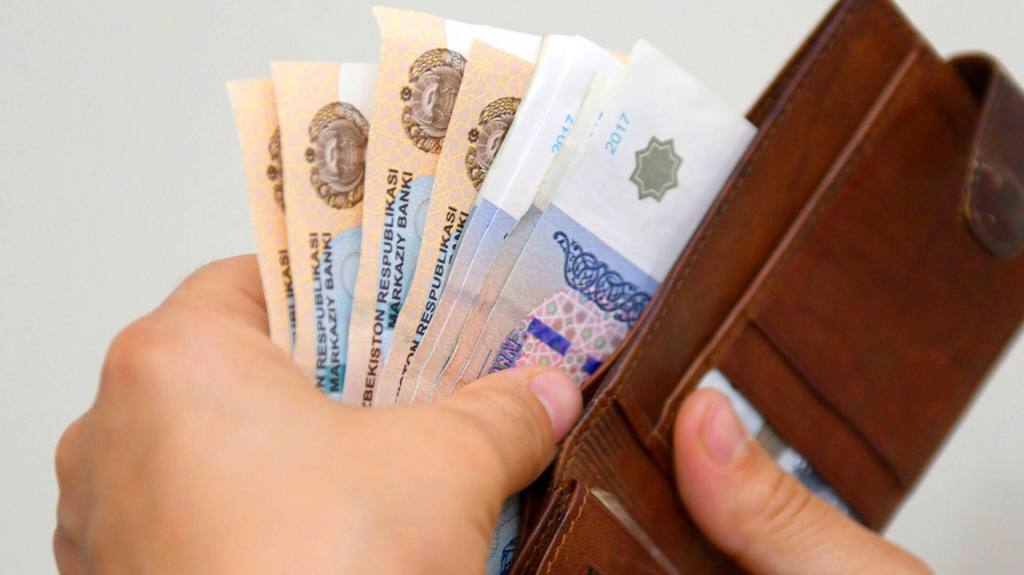 В Узбекистане подготовили зимнюю помощь для нуждающихся семей каждому выделят по 1 млн сумов С ноября 2025 года малообеспеченные семьи смогут получить единовременное пособие в размере 1 млн сумов Эта мера приурочена к отопительному сезону 2025 2026 годов и призвана поддержать тех кому зима даётся особенно тяжело По данным Национального агентства социальной защиты помощь положена семьям которые уже получают пособия на детей или материальную помощь через Единый реестр социальной защиты семьям внесённым в список малоимущих а также тем кто попадёт в дополнительный перечень составленный Махаллинской семёркой В приоритетном порядке туда включат семьи и граждан оставшихся без кормильца где есть лица с инвалидностью I или II группы воспитывающих ребёнка с инвалидностью живущих в многоквартирных домах без газа и отопления где под одной крышей проживают три и более семьи с тяжёлыми хроническими заболеваниями требующими постоянного лечения одиноких людей и инвалидов нуждающихся в уходе Чтобы попасть в список получателей необходимо до 25 сентября обратиться в Махаллинскую семёрку Не пропустите главные новости дня подписывайтесь на EVENT uz