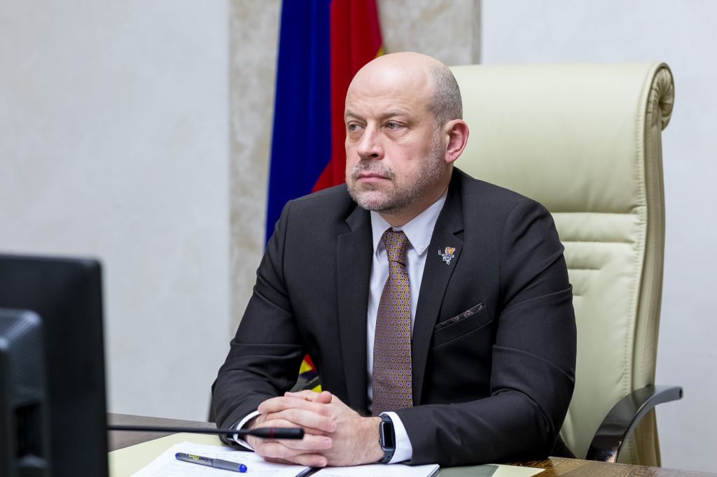 Экс глава южноуральского избиркома стал вице губернатором Запорожской области Еще в конце прошлого года глава Запорожья Евгений Балицкий назначил известного южноуральского политика Сергея Обертаса своим советником В этой должности он отвечал за внутреннюю политику А 5 февраля этого года Евгений Балицкий подписал распоряжение о назначении Сергея Обертаса на пост вице губернатора Однако пока Сергей Обертас будет работать на посту заместителя главы Запорожья с приставкой исполняющий обязанности сообщает авторитетный аналитический портал Полит74 со ссылкой на телеграм канал Евгения Балицкого   t me chgub