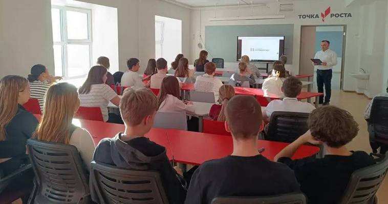 Учёбу в отремонтированных классах возобновили в Центре образования Угольных Копей По данным администрации Анадырского муниципального округа ремонт выполнили почти за месяц Кровлю перекрыли двумя слоями изоляционного материала и отремонтировали семь пострадавших от протечек кабинетов Работы шли в рамках проекта Губернаторский контроль Объект приняла комиссия Проверили что крыша не течёт Все кабинеты на третьем этаже где от протечек пострадали подвесные потолки и штукатурка привели в порядок Выполнили отделочные работы сейчас в помещениях уже идёт учебный процесс сообщили корр ИА Чукотка в администрации муниципалитета ПОДРОБНОСТИ ЗДЕСЬ тг канал mboutsouk образование Информагентство Чукотка ПОДПИСАТЬСЯ ПОДДЕРЖАТЬ ГОЛОСОМ