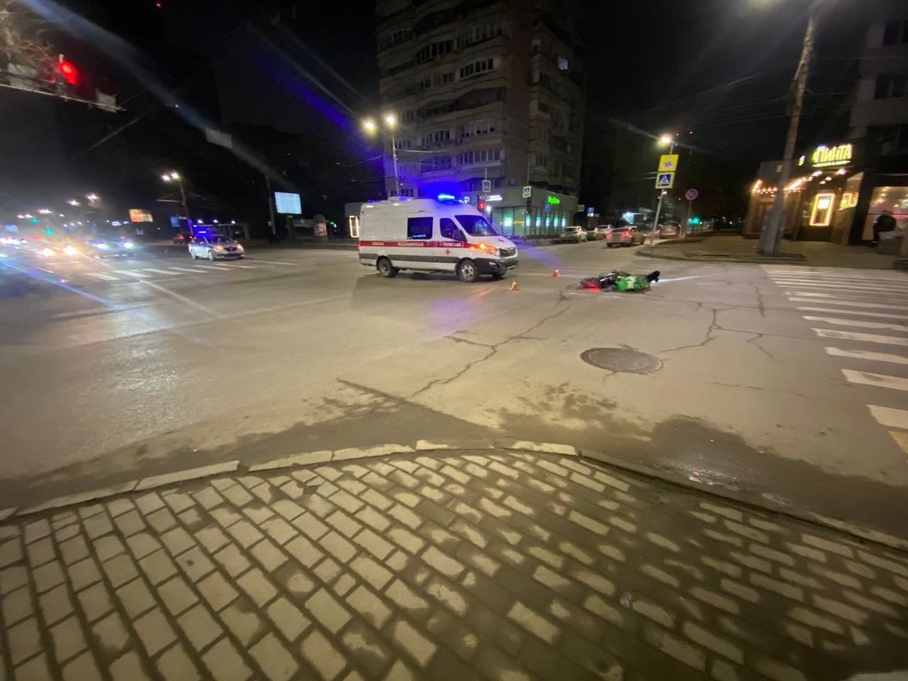 В Ростове три года колонии поселения дали водителю скорой, который сбил курьера  Об этом сообщили на официальном портале Кировского районного суда.  Следует напомнить, что инцидент произошел в ночь на 26 января. Согласно материалам следствия, 53-летний водитель скорой пересекал перекресток на разрешающий сигнал светофора, двигаясь по проспекту Ворошиловскому со стороны площади Гагарина. Вблизи дома №101/278 на проезжую часть выехал 39-летний курьер, управлявший электровелосипедом. В результате произошло столкновение транспортных средств.  Велосипедиста с травмами доставили в лечебное учреждение. Через 48 часов курьер скончался в больнице.  В отношении водителя скорой было инициировано уголовное дело по статье, предусматривающей ответственность за нарушение ПДД. Суд признал водителя виновным и назначил ему наказание в виде трех лет заключения в колонии-поселении. Кроме того, ему запрещено управлять любыми транспортными средствами в течение трех лет.   Подписаться на "Новости Ростова"    Прислать новость