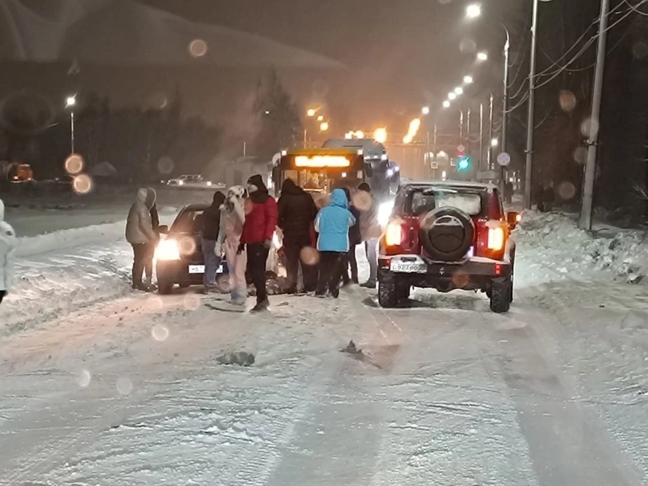 В Архангельске на Ленинградском проспекте сбили семнадцатилетнюю девушку  Как сообщили редакции ИА «Эхо СЕВЕРА» в пресс-службе областного УМВД, ДТП в районе дома по адресу: проспект Ленинградский, 354 произошло примерно в 17:25. Известно, что на нерегулируемом пешеходном переходе была сбита 17-летняя девушка. Пострадавшей потребовалась госпитализация.  На месте работают сотрудники полиции. Обстоятельства аварии устанавливаются.  Фото: «Жесть Архангельск»