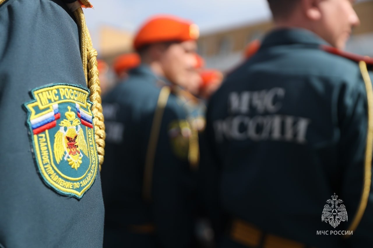 МЧС предупреждает: в Забайкалье усилены меры безопасности! В преддверии четырёхдневных выходных, с 12 по 15 июня, сотрудники МЧС России переходят на усиленный режим работы. Тёплая, а местами жаркая погода в Забайкалье традиционно подталкивает жителей региона к выездам на природу и отдыху у водоёмов. Однако спасатели предупреждают: беспечность в таких условиях может привести к трагедии. Также забайкальцам и гостям региона следует помнить, что в настоящее время в крае действует режим чрезвычайной ситуации федерального характера в лесах. Посещение лесов в регионе строго запрещено, нарушителям грозят серьёзные штрафы. Кроме того, на всей территории края продолжает действовать особый противопожарный режим, который накладывает запрет на проведение любых работ с использованием огня. Главное управление МЧС России по Забайкальскому краю напоминают забайкальцам основные правила пожарной безопасности: не поджигай сухую траву; не бросай непотушенные окурки и спички; не оставляй в лесу мусор, особенно стеклянные предметы, которые могут сфокусировать солнечные лучи; купайся только в специально оборудованных местах; не оставляй детей у воды без присмотра; откажись от употребления алкоголя перед купанием и обязательно используй спасательные жилеты при рыбалке и катании на лодках В случае обнаружения пожара немедленно звони по телефонам «101» или «112». Безопасность начинается с тебя!