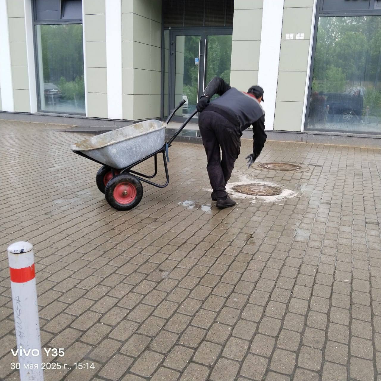 Тротуар ЖК в центре Петербурга посыпали солью в последние выходные мая. Теперь дворники отмывают плитку Странную картину заметили в ЖК «Царская столица» на Кременчугской улице. Дворник рассыпал по улице соль, а в ответ на вопросы местной жительницы сослался на указание начальства — то есть УК «Сервис-Недвижимость». «30 мая, до лета ровно 2 дня. На улице +18 градусов. Дворник <…> с полной тележкой соли рассыпает её на тротуары», — пишут в группе «Центральный район за комфортную среду обитания». В комментариях предположили, что таким образом в управляющей компании могли бороться с сорняками: соль насыпали вокруг люков и ограничительных столбиков. Зимой активисты группы просили чиновников отказаться от использования соли — и даже заказали доклад, в котором говорилось о негативном влиянии реагентов на фундаменты и зелёные насаждения. В ответ на претензию в УК написали, что «с сотрудником проведена разъяснительная работа», а соль уже смыта. В качестве подтверждения в комментарий прикрепили фотографию, на которой дворник моет тротуар из шланга. Зачем было посыпать асфальт солью в конце мая, в компании не уточнили. В пресс-службе комблага «Ротонде» рекомендовали обратиться за пояснениями в управляющую компанию.