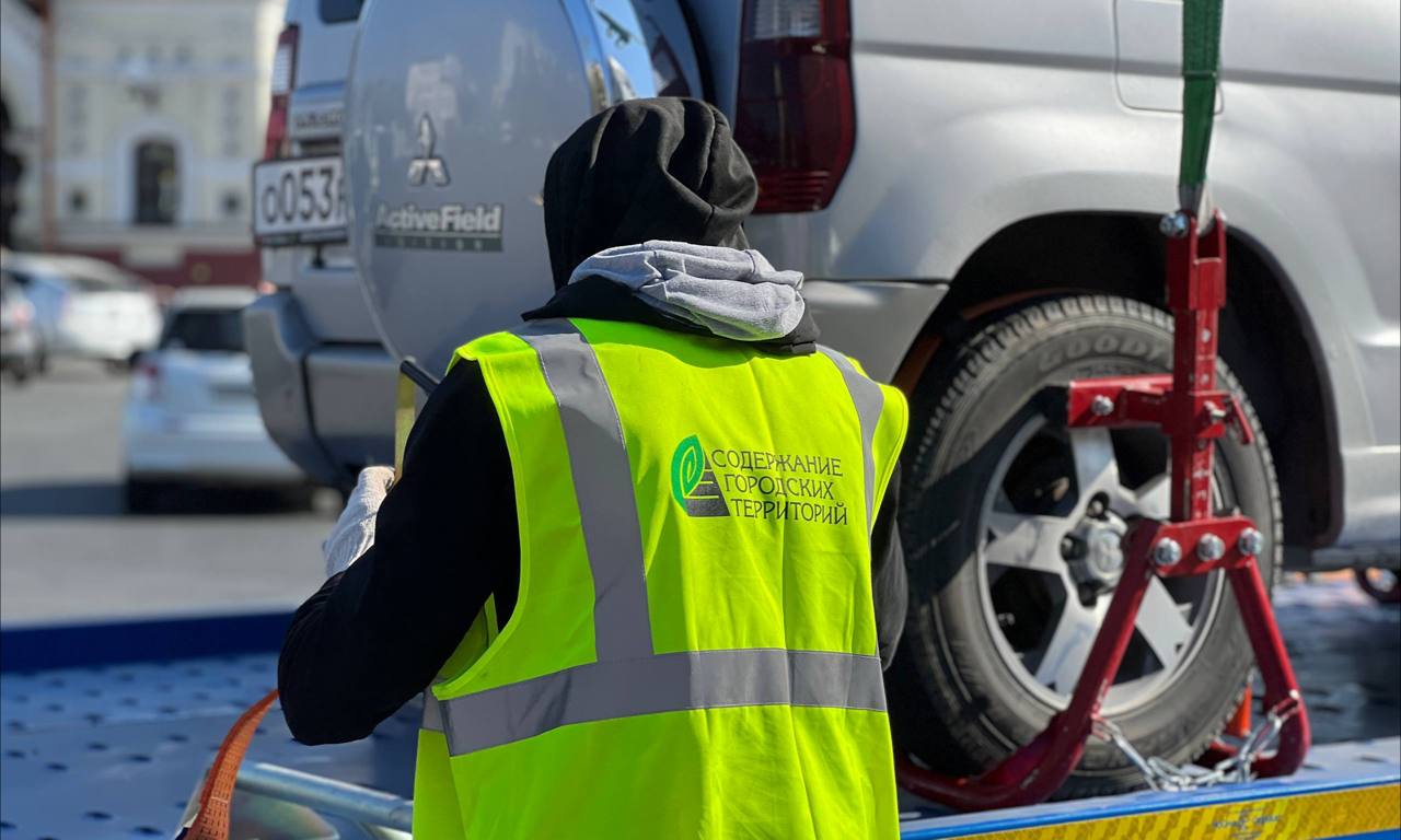 Муниципальная служба в круглосуточном режиме продолжает работу по эвакуации транспортных средств На сегодняшний день на специализированную штрафстоянку перемещено 188 автомобилей владельцы которых нарушили правила дорожного движения Наиболее проблемными зонами где работа эвакуаторов оказалась особенно востребованной стали улицы Светланская Верхнепортовая Алеутская проспект 100 летия Владивостока Нейбута Зеленый бульвар Университетский и Океанский проспекты Отметим что деятельность эвакуаторов строго регламентирована задержание автомобилей проводится исключительно по заявке от сотрудников ГАИ Муниципальная служба эвакуации напоминает о необходимости соблюдения ПДД и ответственного выбора мест для парковки Безопасность дорожного движения наша общая забота