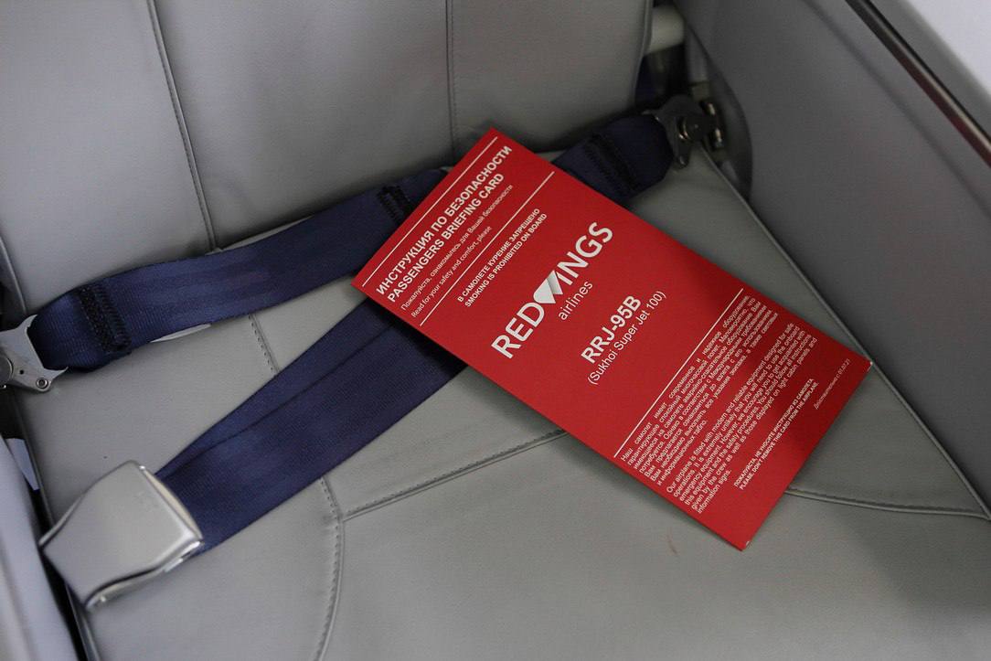 Самолет РедВингс незапланированно сел в омском аэропорту По предварительной информации сегодня около 17 часов Сухой Суперджет 100 следовавший из Екатеринбурга в Горно Алтайск по технической причине сел в Омске Пассажиров разместили в здании аэровокзала сообщили в омской транспортной прокуратуре Вылет самолета ожидается в 19 00 следует из данных на онлайн табло аэропорта UPD Ситуацию прокомментировали в пресс службе Red Wings Экипаж авиалайнера принял решение свершить посадку в аэропорту Омска из за индикации системы контролирующей работу гидросистемы Авиакомпания предоставит пассажирам питание напитки и разместит их в гостинице Новости Омска Подписаться