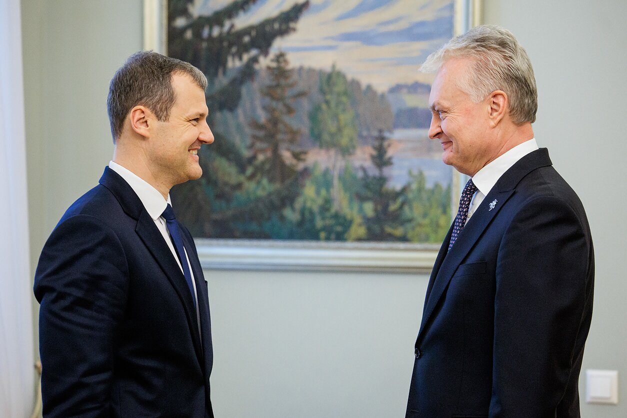 Науседа подтвердил отставку Палуцкаса Президент Литвы Гитанас Науседа сообщил, что премьер-министр Гинтаутас Палуцкас сегодня утром объявил о своей отставке. «Сегодняшняя новость заключается в том, что Г. Палуцкас позвонил утром и объявил о своей отставке», - сказал президент в четверг. По словам Гитанаcа Науседы, пока «ничего из фундаментальных вещей не меняется». «Литовская социал-демократическая партия, которая победила на парламентских выборах и имеет большинство в Сейме, начнёт консультации по формированию возможной коалиции», — прокомментировал президент. Он не считает, что решение премьера уйти в отставку запоздало. Подробности - здесь. Г. Палуцкас и Г. Науседа, фото LRT.