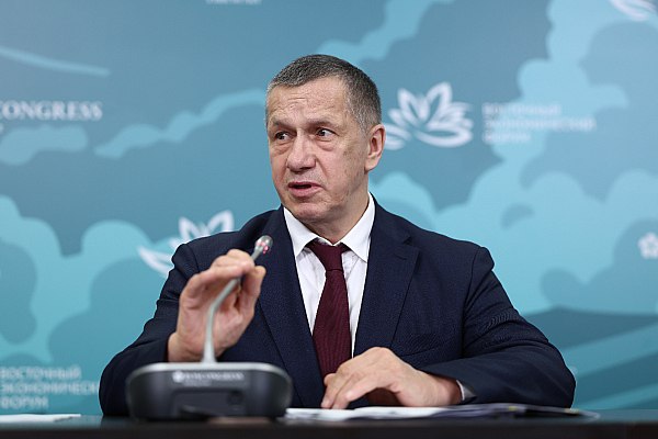 На Дальнем Востоке для замены устаревших Ан 24 и Ан 26 нужно около 20 самолетов Около 20 самолетов Ил 114 300 необходимо для замены устаревших Ан 24 и Ан 26 на Дальнем Востоке заявил вице премьер полномочный представитель президента РФ в ДФО Юрий Трутнев Об этом сообщает ТАСС Нам нужно на Дальнем Востоке порядка 20 бортов Ил 114 300 для замещения устаревших Ан 24 и Ан 26 это поможет сохранить пассажиропоток а при необходимости его и увеличить сказал Трутнев по итогу совещания посвященного вопросу о перспективах производства эксплуатации Ил 114 300 на маршрутах Дальнего Востока и Арктики Он отметил что суда устаревают и выходят из строя что негативно влияет на транспортную доступность Дальнего Востока На некоторых территориях в целом ощущается нехватка воздушных судов Суда выбывают из эксплуатации и это сказывается на доступности Дальнего Востока для людей и комфорте пассажиров пояснил вице премьер aviaru net n292566