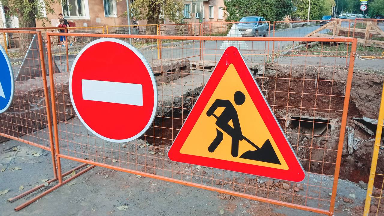 Водителей предупреждают об ограничениях движения на Снеговой во Владивостоке   Вчера вечером в районе дома 41 на улице Снеговой ввели временное ограничение движения транспорта Это связано с аварийно восстановительными работами на газопроводе Ограничение будет действовать с 20 00 1 декабря до 17 00 среды 3 декабря Временно перекроют участок дороги от съезда с улицы Снеговой в районе АЗС до домов на улице Выселковой Автомобилистов просят заранее планировать свои маршруты и использовать объезд через Китай город для удобства и безопасности движения Источник adm vl vmfareast