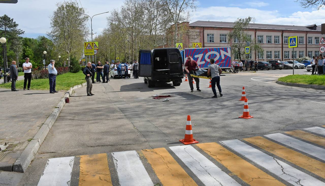 Подросток на мотоцикле сбил насмерть пенсионерку. В Белореченске на ул. Ленина 16-летний подросток сбил 65- летнюю женщину, которая переходила дорогу по пешеходному переходу. Она погибла на месте до приезда медиков. Юный мотоциклист уже попадался за езду без прав. Также протоколы составляли и на его родителей. В этот раз все закончилось трагично. Кубанские Новости