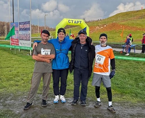 Четверо дагестанцев стали победителями финального этапа Гран при России по горному бегу среди ветеранов который состоялся на горнолыжной базе Узкое в Москве Золотые медали соревнований в своих возрастных категориях завоевали Тарлан Амиралиев Асхаб Абубакаров Евгений Драгунов и Хизри Ахмедов Еще двое представителей Дагестана Руслан Магомедалиев и Руслан Казаков довольствовались серебряной и бронзовой медалями соответственно