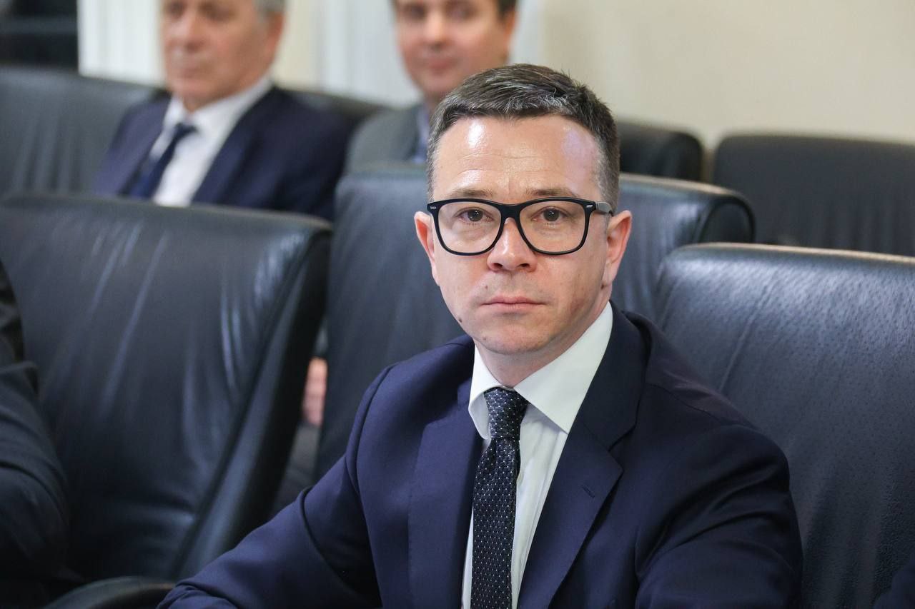 Дума Верхней Пышмы избрала новым главой муниципалитета Ивана Зернова, занимающего пост спикера думы. Его предшественник Иван Соломин сложил полномочия 27 марта 2025 года. Он возглавлял Верхнюю Пышму с августа 2017 года. Фото: пресс-служба законодательного собрания Свердловской области