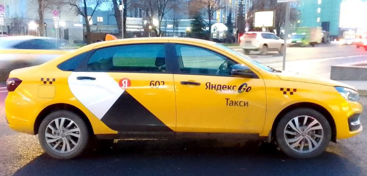 Стретч седаны Лада Аура появились в таксопарках Москвы сообщает Wroom Автомобили приезжают в тарифе Комфорт в Москве